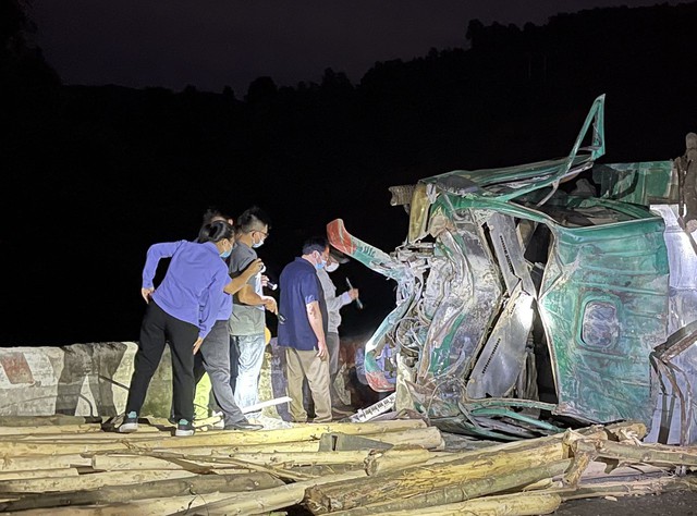 Thừa Thiên Huế: Tai nạn giao thông nghiêm trọng khiến nhiều người thương vong - Ảnh 1.