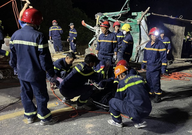 Thừa Thiên Huế: Tai nạn giao thông nghiêm trọng khiến nhiều người thương vong - Ảnh 2.
