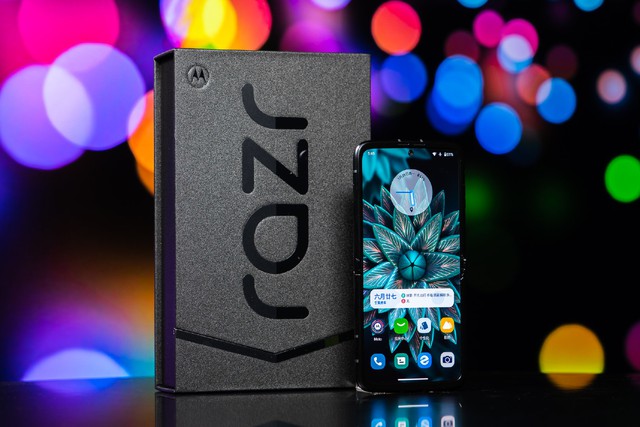 Motorola Razr 2022 ra mắt: Thiết kế giống Galaxy Z Flip4, Snapdragon 8+ Gen 1, giá 20.9 triệu đồng - Ảnh 2.