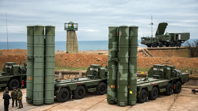 Điều gì khiến tên lửa S-400 &quot;vệ binh bầu trời&quot; tiên tiến nhất của Nga trở thành 'sát thủ' - Ảnh 1.