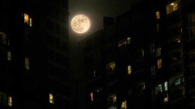 Chiêm ngưỡng khoảnh khắc siêu trăng cuối cùng năm 2022 sáng khắp bầu trời Việt Nam.  - Ảnh 7.