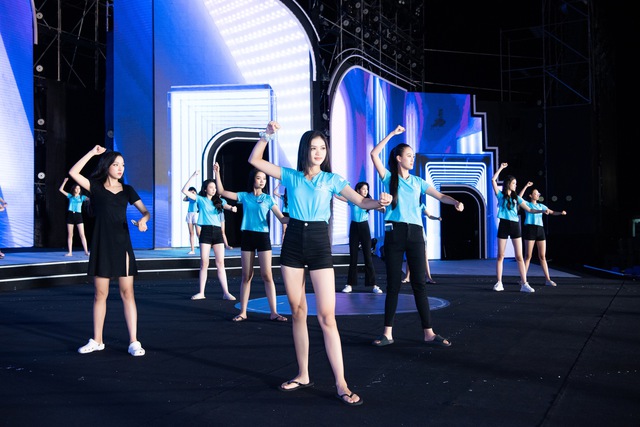 Chung kết Miss World Vietnam 2022 trước giờ G: Dàn sao đình đám đổ bộ, hé lộ sân khấu hoành tráng - Ảnh 2.