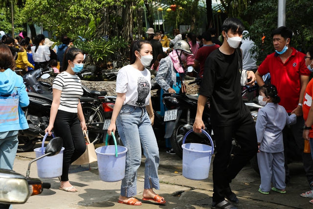 Hàng trăm người dân TP.HCM đến chùa thả cá phong sinh ngày Vu Lan báo hiếu  - Ảnh 6.