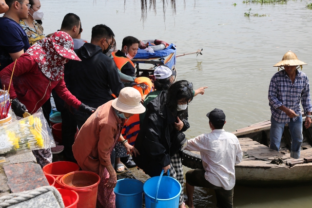 Hàng trăm người dân TP.HCM đến chùa thả cá phong sinh ngày Vu Lan báo hiếu  - Ảnh 8.
