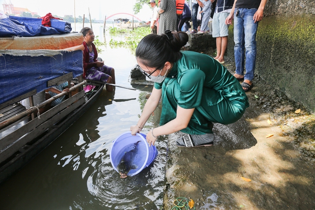 Hàng trăm người dân TP.HCM đến chùa thả cá phong sinh ngày Vu Lan báo hiếu  - Ảnh 13.