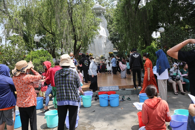 Hàng trăm người dân TP.HCM đến chùa thả cá phong sinh ngày Vu Lan báo hiếu  - Ảnh 2.