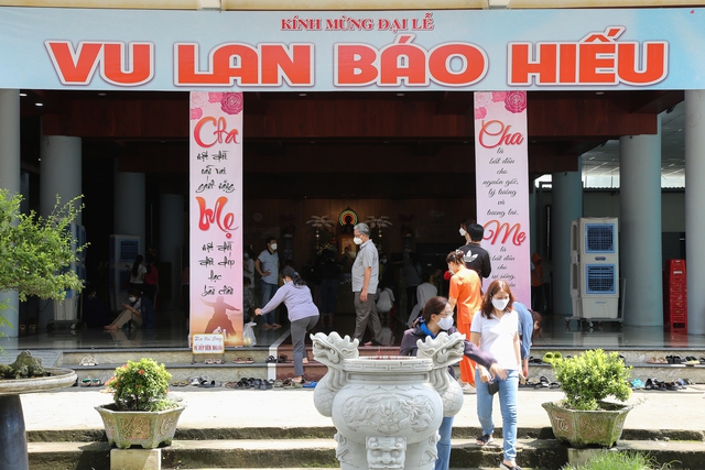 Hàng trăm người dân TP.HCM đến chùa thả cá phong sinh ngày Vu Lan báo hiếu  - Ảnh 1.