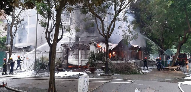 Dập tắt đám cháy biệt thư tại quận Hoàng Mai - Ảnh 5.
