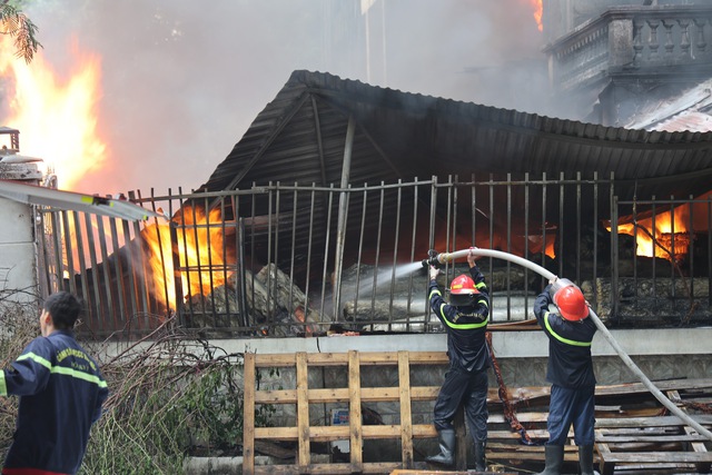 Dập tắt đám cháy biệt thư tại quận Hoàng Mai - Ảnh 3.