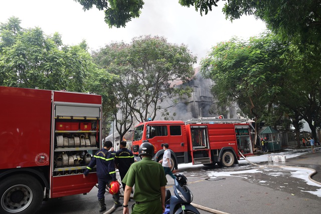 Dập tắt đám cháy biệt thư tại quận Hoàng Mai - Ảnh 2.