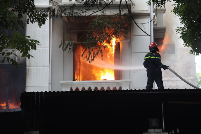 Dập tắt đám cháy biệt thư tại quận Hoàng Mai - Ảnh 4.