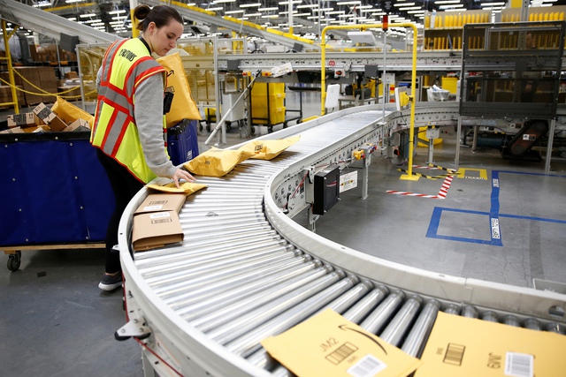 Amazon tăng lương cho nhân viên bèo bọt  - Ảnh 1.