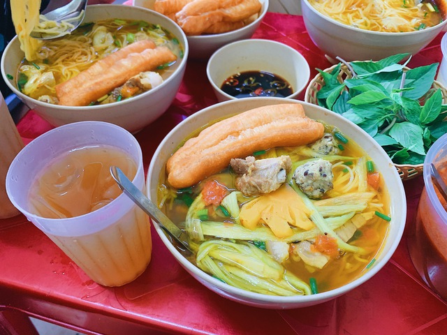 Đi ăn &quot;bún chửi&quot; ở Ngô Sĩ Liên: Bất ngờ bởi bà chủ đã mềm tính hơn hẳn, thỉnh thoảng còn &quot;chọc cười&quot; khách - Ảnh 6.