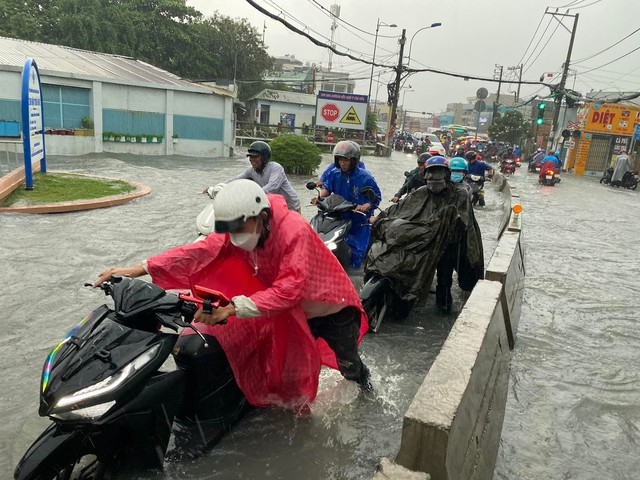 TP.HCM: Mưa lớn kéo dài nhiều tiếng đồng hồ gây ngập lụt nghiêm trọng tại nhiều tuyến đường - Ảnh 3.