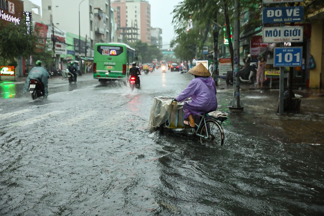 TP.HCM: Mưa lớn kéo dài nhiều tiếng đồng hồ gây ngập lụt nghiêm trọng tại nhiều tuyến đường - Ảnh 21.