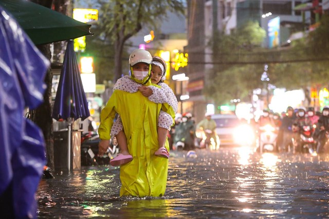 TP.HCM: Mưa lớn kéo dài nhiều tiếng đồng hồ gây ngập lụt nghiêm trọng tại nhiều tuyến đường - Ảnh 14.