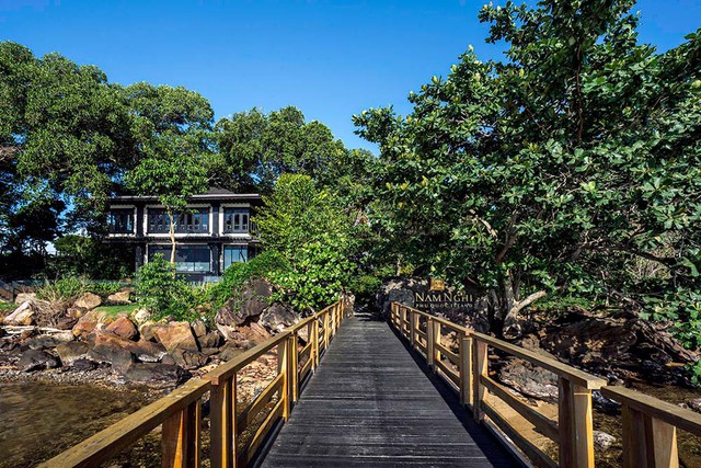Khu resort được mệnh danh là ‘Bản hoà tấu của rừng và biển’ duy nhất ở Phú Quốc: Tàng cây lan tận mép nước, villa ‘vắt vẻo’ trên ghềnh đá hoặc dưới tán cây đầy mê hoặc - Ảnh 2.
