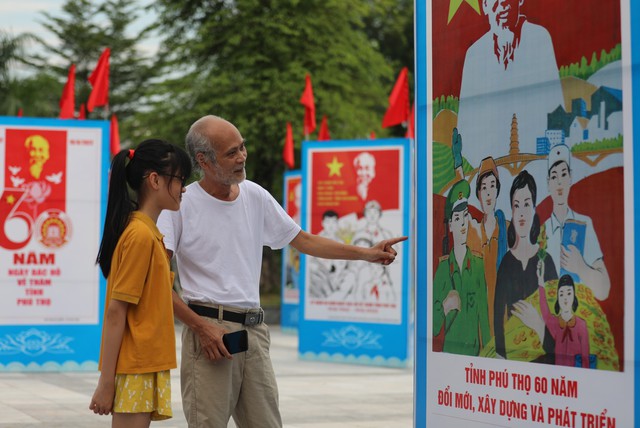 Phú Thọ tổ chức liên hoan tuyên truyền lưu động và Triển lãm tranh cổ động kỷ niệm 60 năm ngày Bác Hồ về thăm tỉnh Phú Thọ - Ảnh 2.