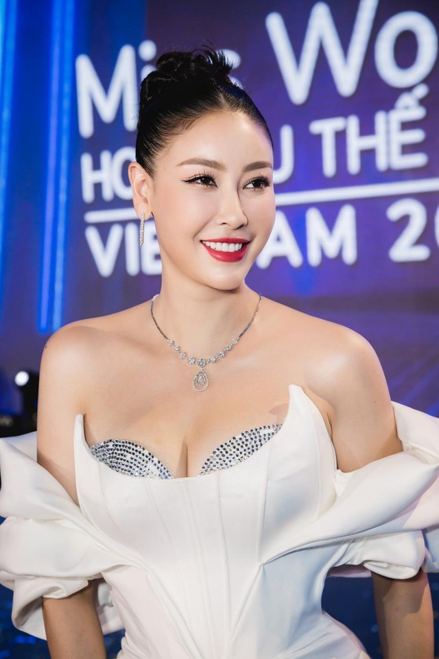 Dàn Hoa hậu đình đám diện trang sức tinh xảo và đắt giá dự chung kết Miss World Việt Nam - Ảnh 1.