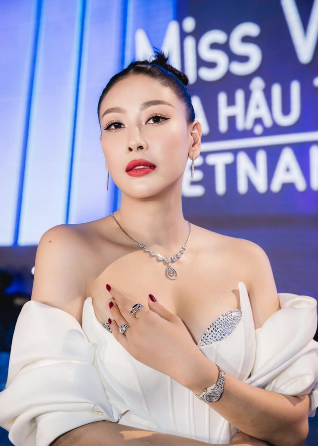 Dàn Hoa hậu đình đám diện trang sức tinh xảo và đắt giá dự chung kết Miss World Việt Nam - Ảnh 2.