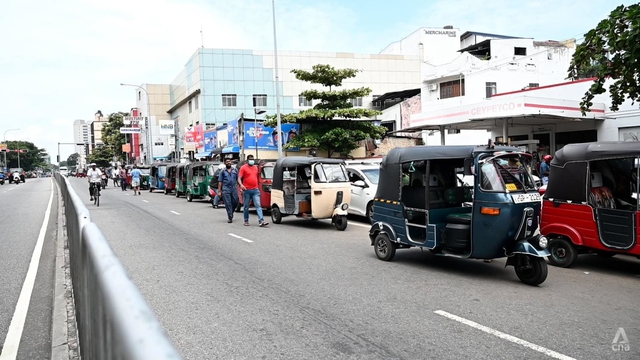 Giữa khủng hoảng nhiên liệu trầm trọng, người dân Sri Lanka vẫn có cách kiếm tiền - Ảnh 3.