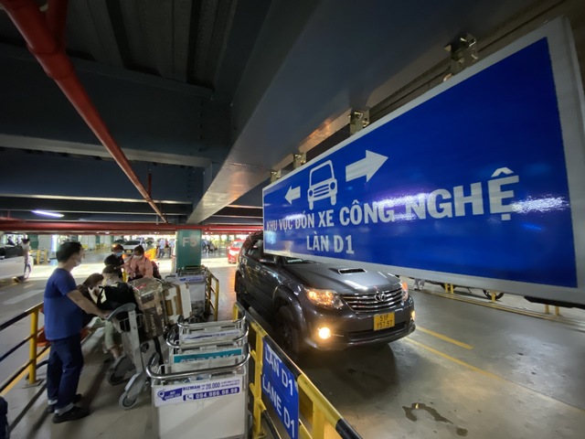 Xe công nghệ, taxi làm giá ở sân bay Tân Sơn Nhất  bị đình chỉ nửa tháng   - Ảnh 2.