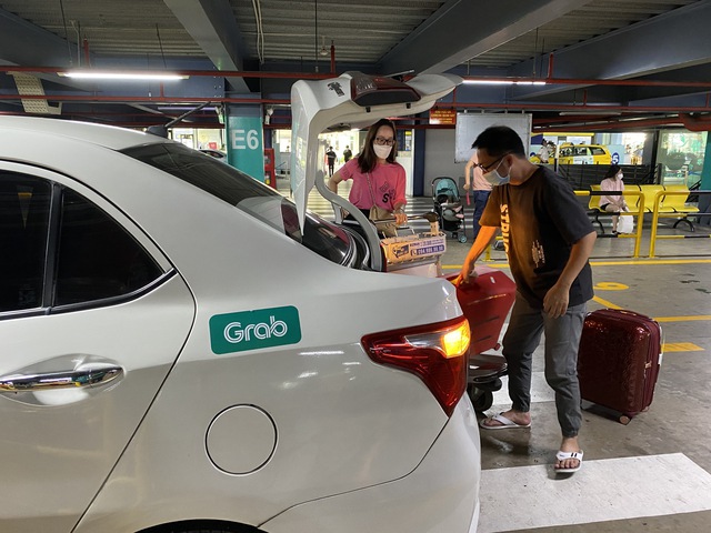 Xe công nghệ, taxi làm giá ở sân bay Tân Sơn Nhất  bị đình chỉ nửa tháng   - Ảnh 3.