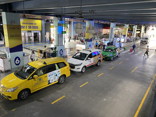 Xe công nghệ, taxi làm giá ở sân bay Tân Sơn Nhất  bị đình chỉ nửa tháng   - Ảnh 1.