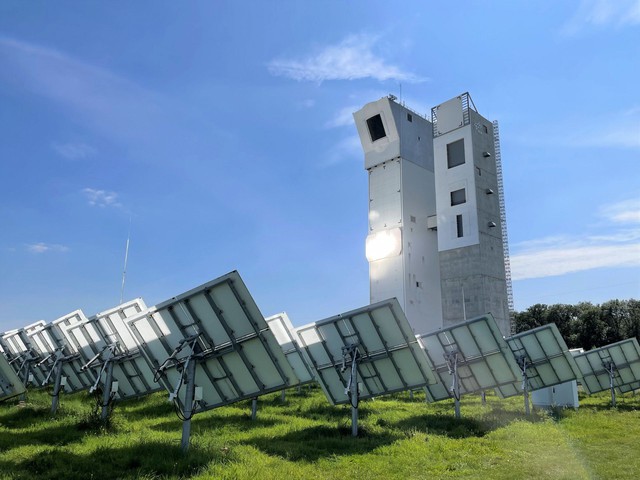 Dùng năng lượng mặt trời và không khí, tòa tháp này có thể sản xuất được nhiên liệu cho máy bay phản lực - Ảnh 3.