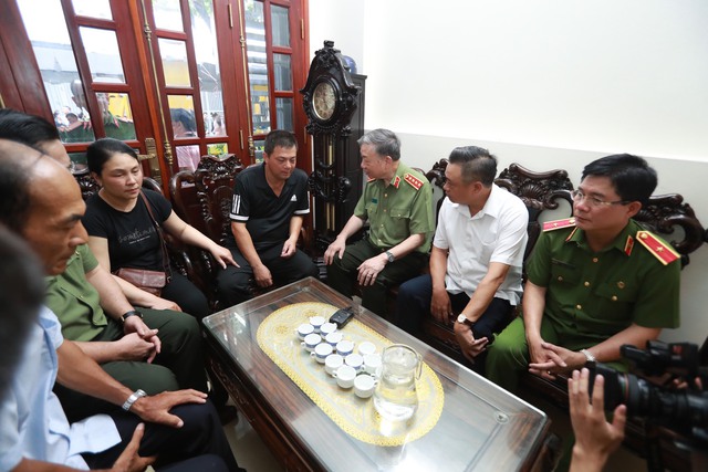 Bộ trưởng Bộ Công an thăm, động viên gia đình các chiến sỹ hy sinh trong vụ cháy tại quận Cầu Giấy - Ảnh 3.