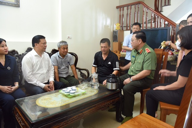 Lãnh đạo Hà Nội thăm, động viên gia đình cán bộ, chiến sĩ PCCC hy sinh trong vụ hỏa hoạn tại quận Cầu Giấy - Ảnh 2.
