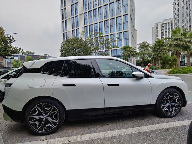 BMW iX đầu tiên tại Việt Nam ra biển số, chính thức về làm dâu đất cảng  - Ảnh 4.