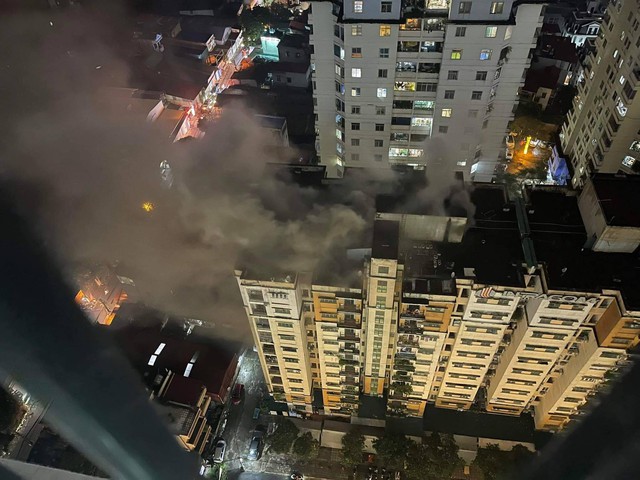 Nhiều người được cứu nạn và hướng dẫn thoát nạn tại vụ cháy chung cư cao tầng  - Ảnh 1.