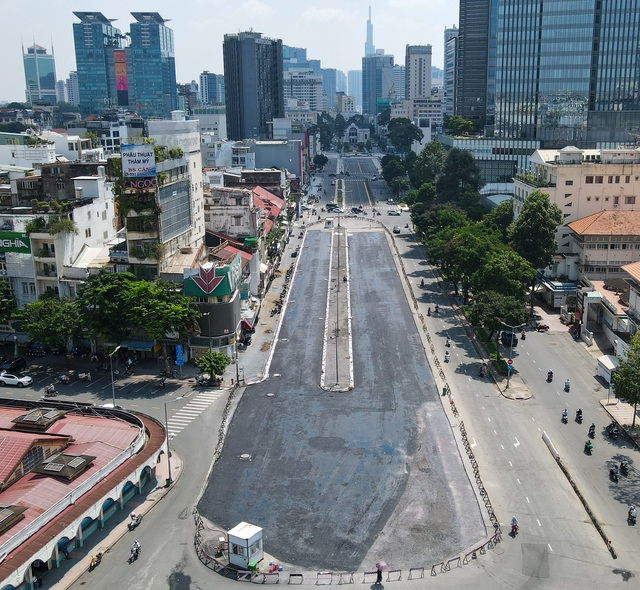 Metro tháo dỡ toàn bộ lô cốt, người dân “đất vàng” quận 1 tất bật sửa chữa mặt bằng để kinh doanh  - Ảnh 1.