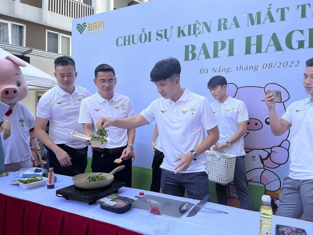 HLV Kiatisak cùng học trò trổ tài đầu bếp tại Đà Nẵng - Ảnh 7.