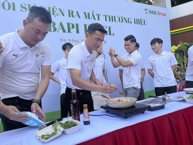 HLV Kiatisak cùng học trò trổ tài đầu bếp tại Đà Nẵng - Ảnh 6.