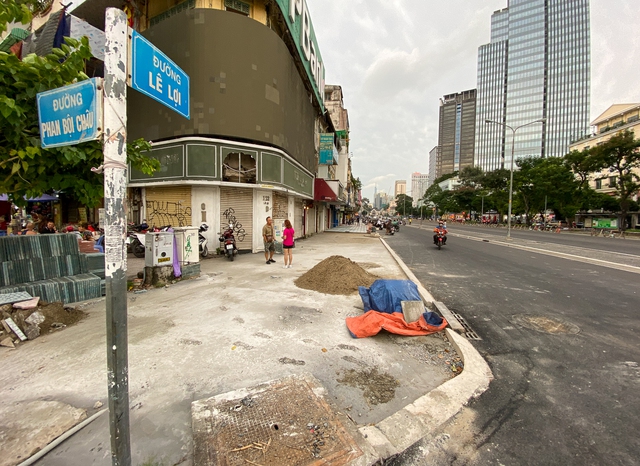 Metro tháo dỡ toàn bộ lô cốt, người dân “đất vàng” quận 1 tất bật sửa chữa mặt bằng để kinh doanh  - Ảnh 3.