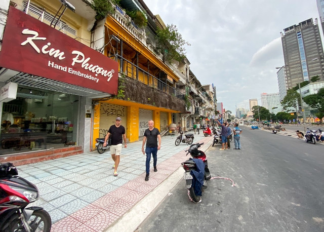 Metro tháo dỡ toàn bộ lô cốt, người dân “đất vàng” quận 1 tất bật sửa chữa mặt bằng để kinh doanh  - Ảnh 11.