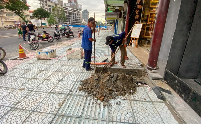 Metro tháo dỡ toàn bộ lô cốt, người dân “đất vàng” quận 1 tất bật sửa chữa mặt bằng để kinh doanh  - Ảnh 6.