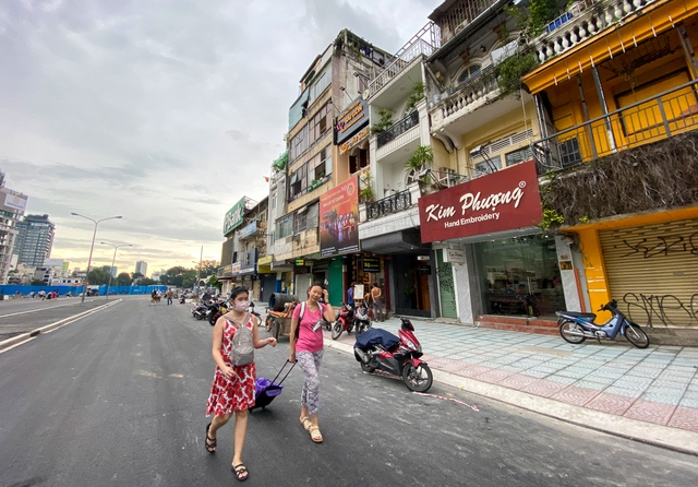 Metro tháo dỡ toàn bộ lô cốt, người dân “đất vàng” quận 1 tất bật sửa chữa mặt bằng để kinh doanh  - Ảnh 10.