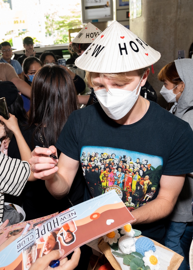 Nhóm nhạc Anh quốc New Hope Club đến Việt Nam, đội nón lá giao lưu cùng người hâm mộ - Ảnh 8.