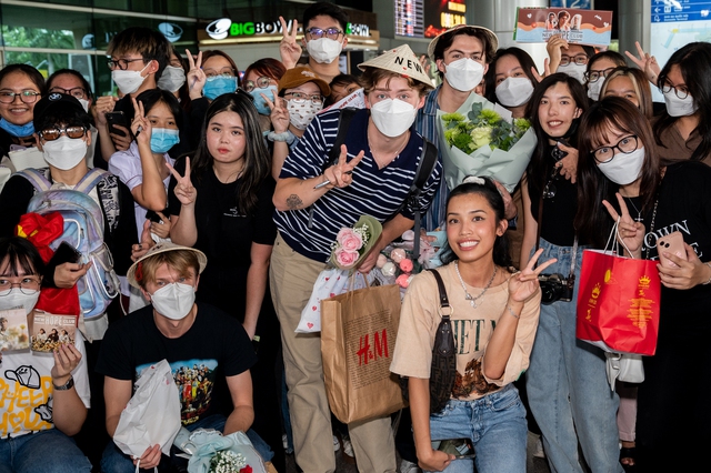 Nhóm nhạc Anh quốc New Hope Club đến Việt Nam, đội nón lá giao lưu cùng người hâm mộ - Ảnh 5.