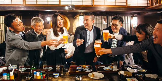 Trong một nỗ lực tuyệt vọng, Nhật Bản đã tìm ra cách khiến giới trẻ uống nhiều rượu hơn - Ảnh 1.
