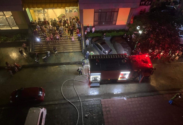 Cảnh sát PCCC kể lại khoảnh khắc "buông đũa bát" đi dập lửa, cứu thoát 15 người trong vụ cháy chung cư ở Hà Nội - Ảnh 2.