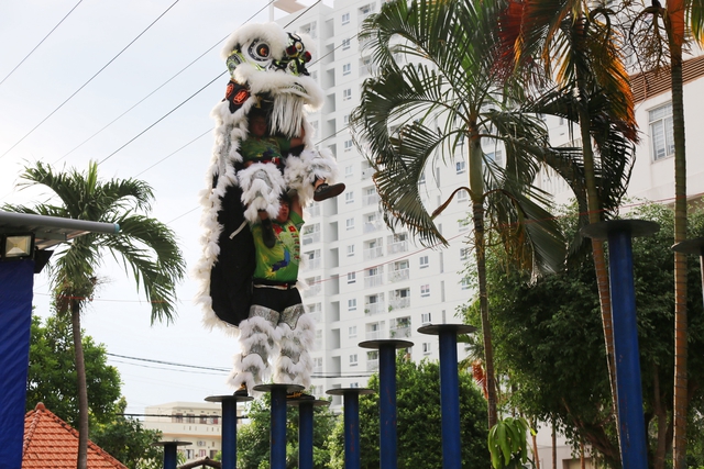 Đội lân của những đứa trẻ lang thang, mồ côi cha mẹ giữa Sài Gòn - Ảnh 9.