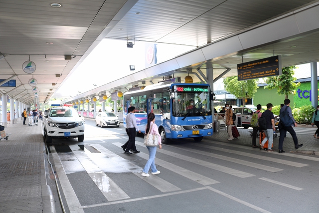 TP.HCM: Tăng cường xe buýt đón khách tại sân bay Tân Sơn Nhất dịp Lễ Quốc khánh 2/9 - Ảnh 2.