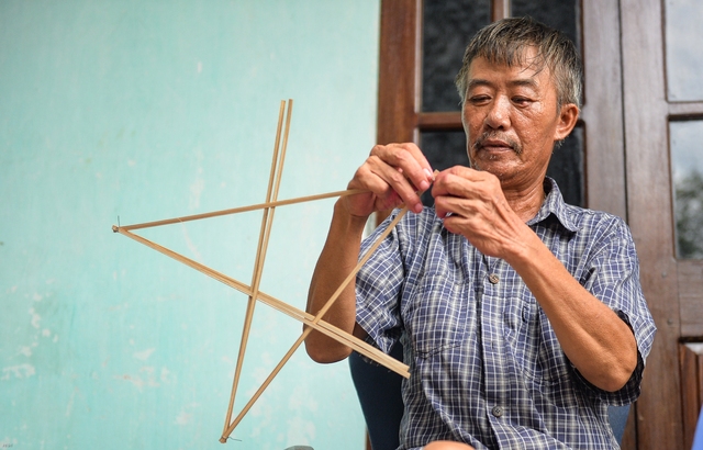 Làng truyền thống hơn 100 năm làm đèn ông sao tất bật trước Tết Trung thu - Ảnh 4.