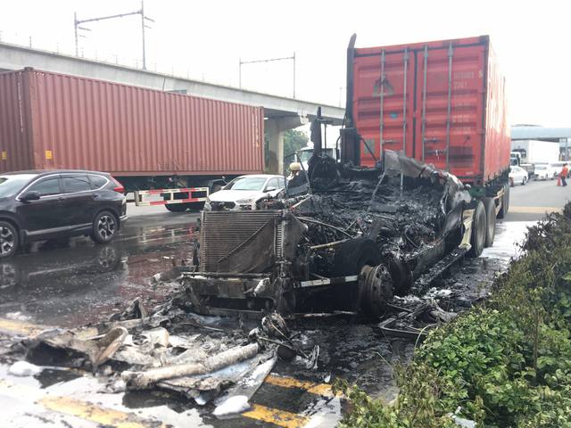 TP.HCM: Xe container cháy thành than trên Xa lộ Hà Nội - Ảnh 2.