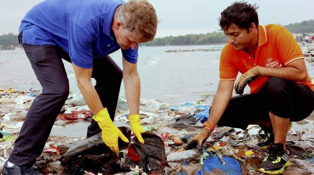 Chàng luật sư Ấn Độ dành 2 năm để dọn sạch hàng chục tấn rác trên bãi biển   - Ảnh 1.