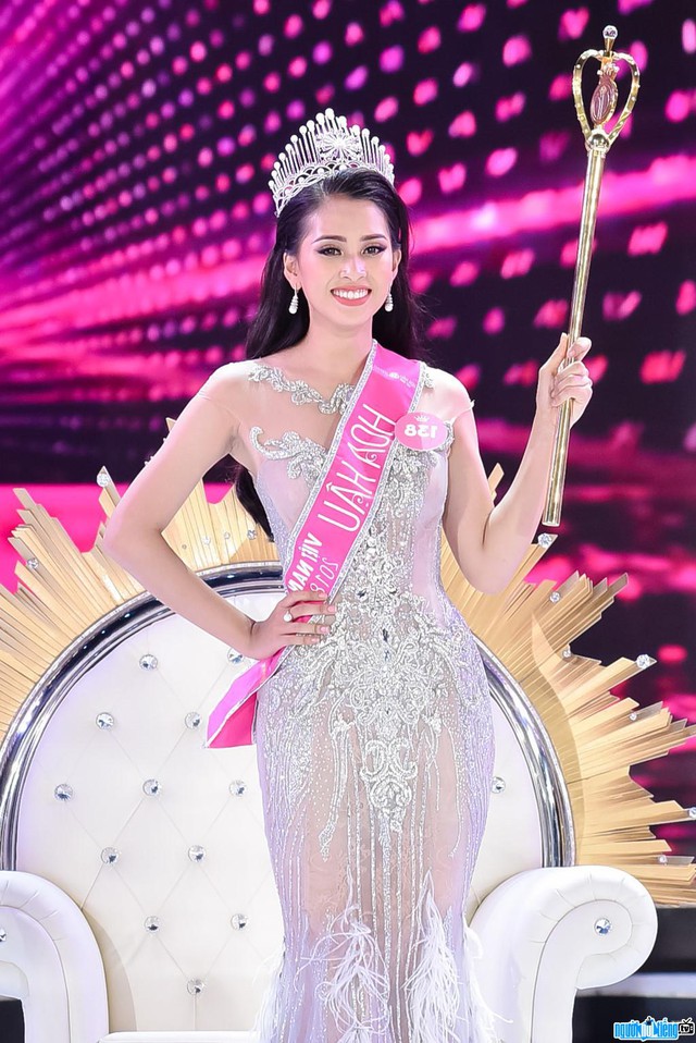 Cuộc sống của Hoa hậu Tiểu Vy sau 4 năm đăng quang: Vừa gặp nhiều khó khăn, có nhiều thay đổi lớn - Ảnh 1.